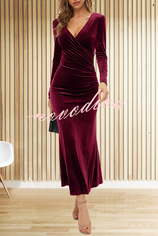 Vestido largo sirena de terciopelo en color liso con escote en V, manga larga y corte ajustado