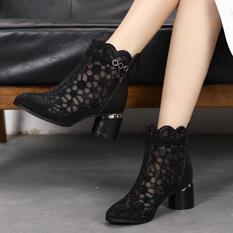 Valeria: botas de tacón elegantes con recortes y encaje