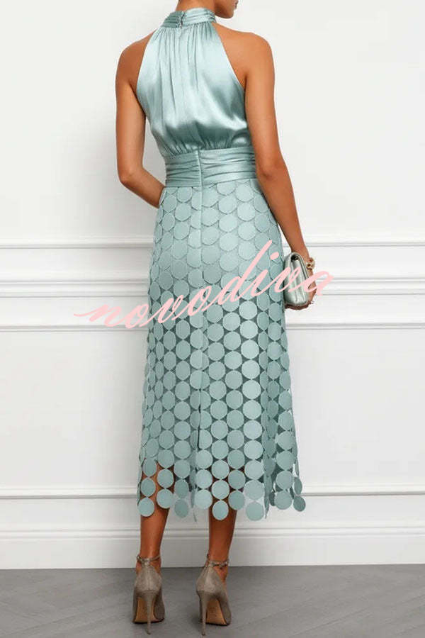 Vestido midi Janice de satén fruncido con cuello halter, sin mangas y bajo bordado de lunares