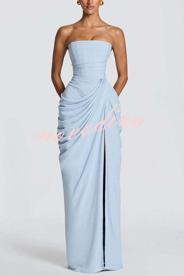 Vestido largo Cyra palabra de honor con plisado asimétrico, abertura y lazada en la espalda