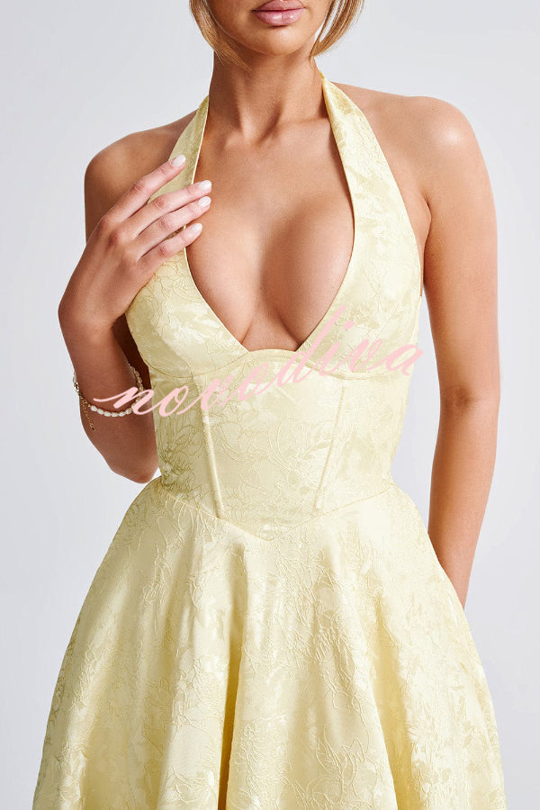 Vestido midi elegante de jacquard con cuello halter, cintura entallada y espalda abierta