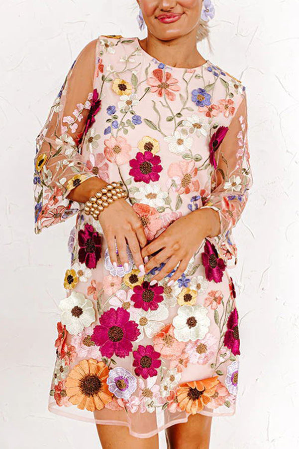 Minivestido Dahlia Dreaming con flores bordadas aplicadas y media manga