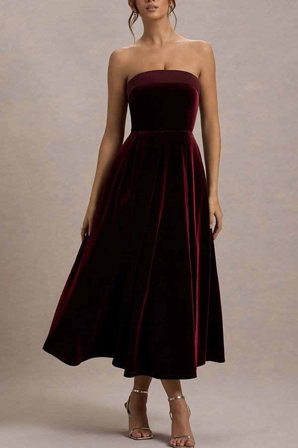 Vestido midi plisado Center of Attention de terciopelo con escote bandeau de satén
