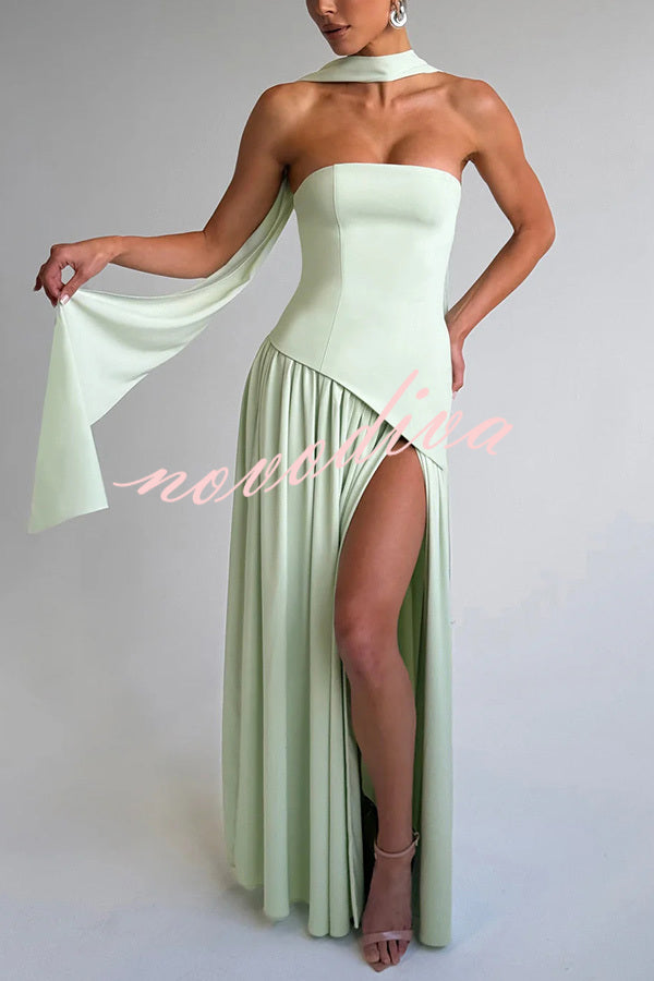 Vestido largo elegante de gasa con hombros descubiertos, bajo plisado, pañuelo y abertura