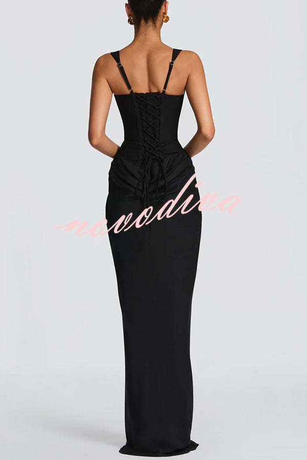Vestido largo Larrah con escote cuadrado, lazada en la espalda y bajo drapeado de satén