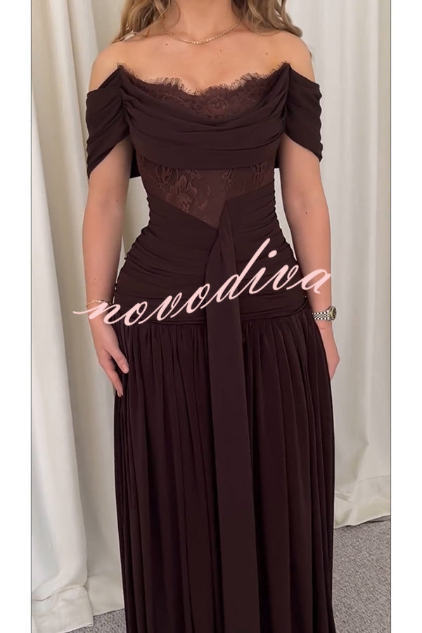 Vestido largo de gala Maguire de gasa fruncida drapeado con patchwork de encaje floral y hombros descubiertos