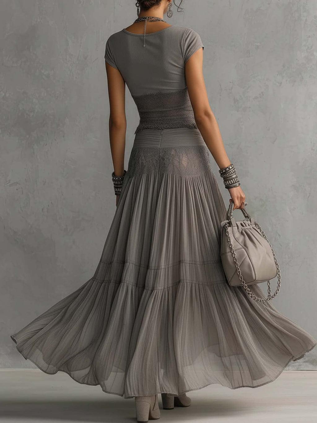 Conjunto Gris de Top con Paneles de Encaje Transparente y Falda Maxi Plisada