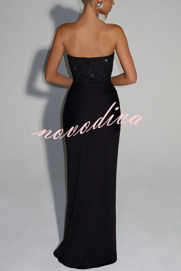 Vestido largo Carina de lentejuelas y punto satinado con hombros descubiertos, fruncido, nudo y caída drapeada