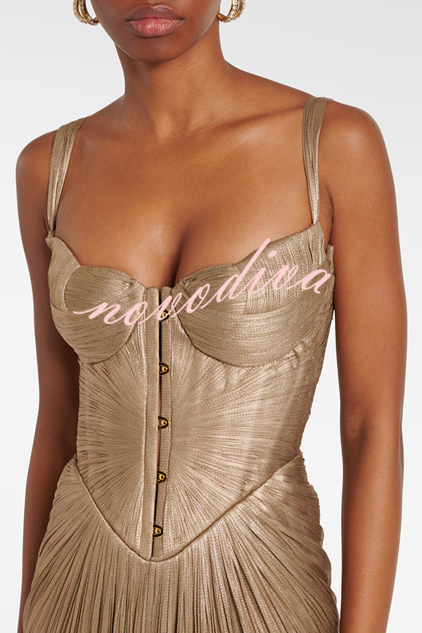 Vestido largo metalizado plisado con cuerpo esculpido, lazada en la espalda y drapeado