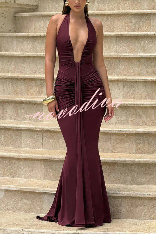 Vestido largo elegante de color liso con cuello halter, escote en V, espalda abierta y fruncido anudado