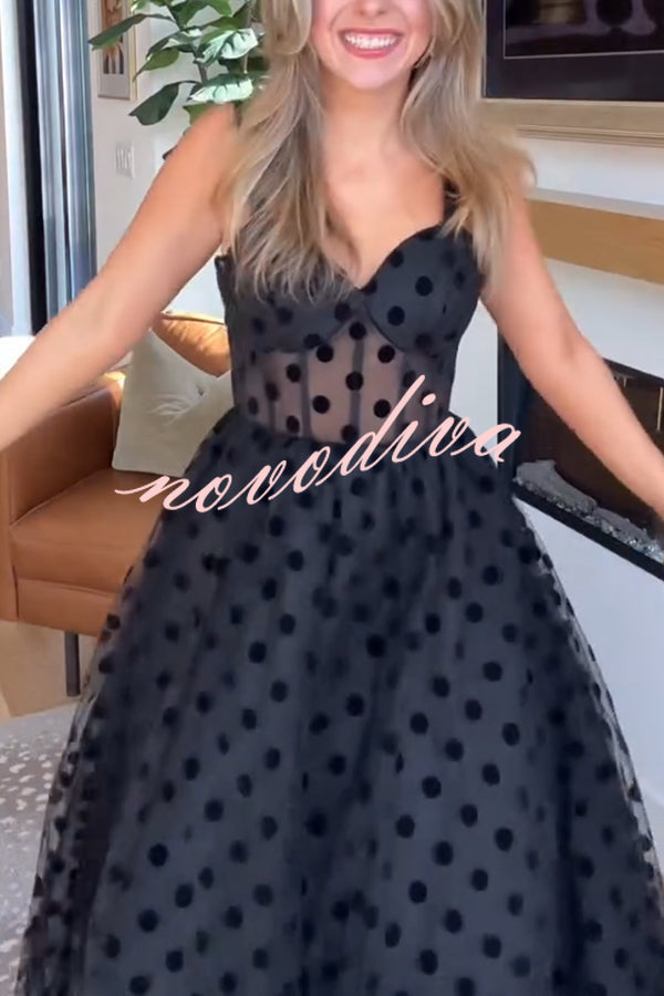 Vestido midi evasé Invitada Perfecta de tul de lunares con escote corazón tipo bustier