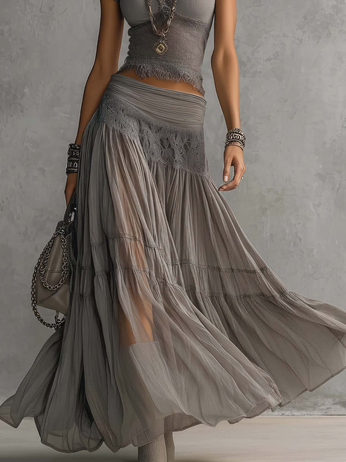 Conjunto Gris de Top con Paneles de Encaje Transparente y Falda Maxi Plisada