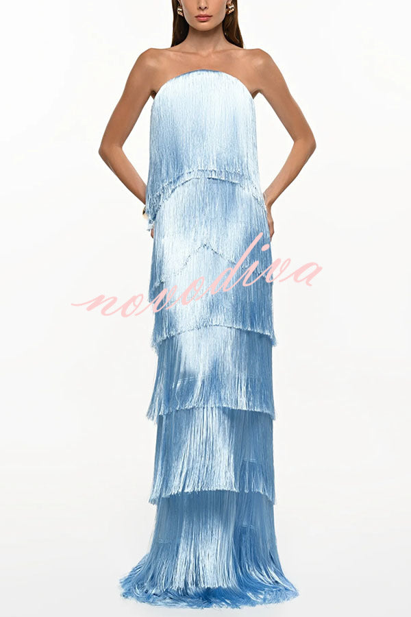 Vestido largo Reina de la Fiesta con flecos en capas, hombros descubiertos y lazada en la espalda