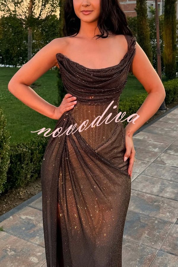 Vestido largo Gala Brillante de tejido con purpurina, asimétrico de un hombro, fruncido y con abertura