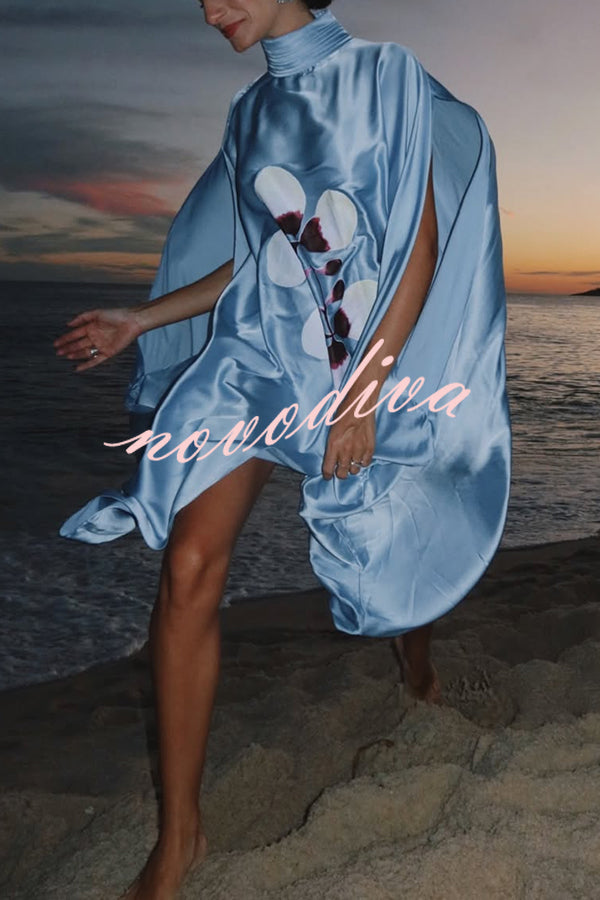 Minivestido holgado Luisa de satén con estampado floral, plisado, cuello alto y manga murciélago con aberturas