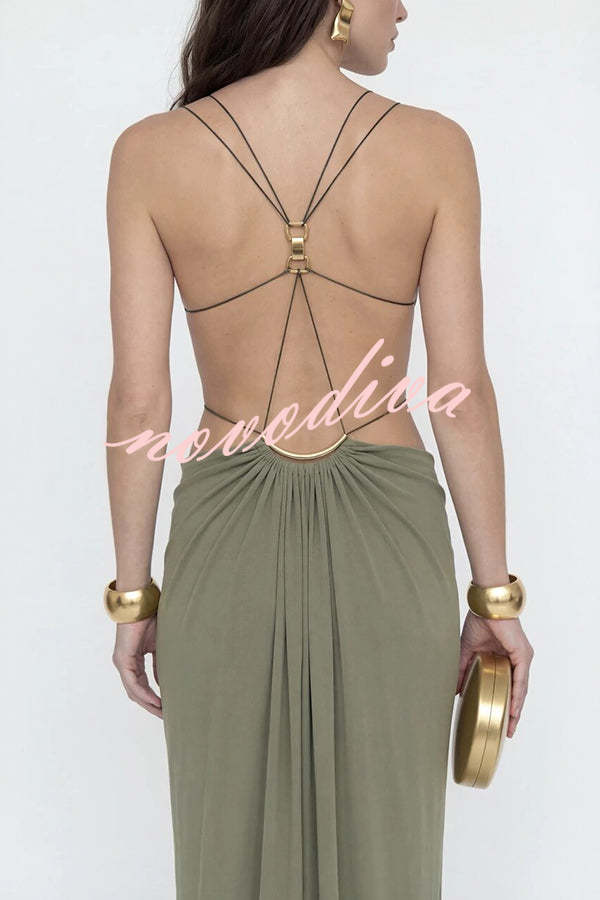 Vestido largo Athena con aberturas de eslabones metálicos, lazada en la espalda y caída drapeada
