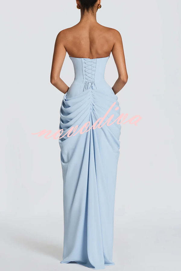 Vestido largo Cyra palabra de honor con plisado asimétrico, abertura y lazada en la espalda