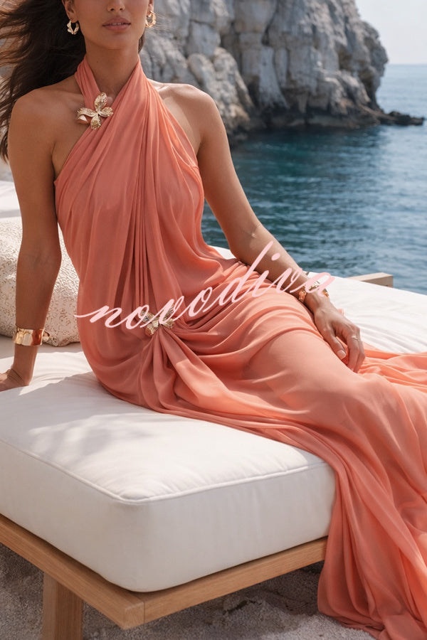 Vestido largo de malla de un solo hombro con clips metálicos de mariposa y espalda descubierta