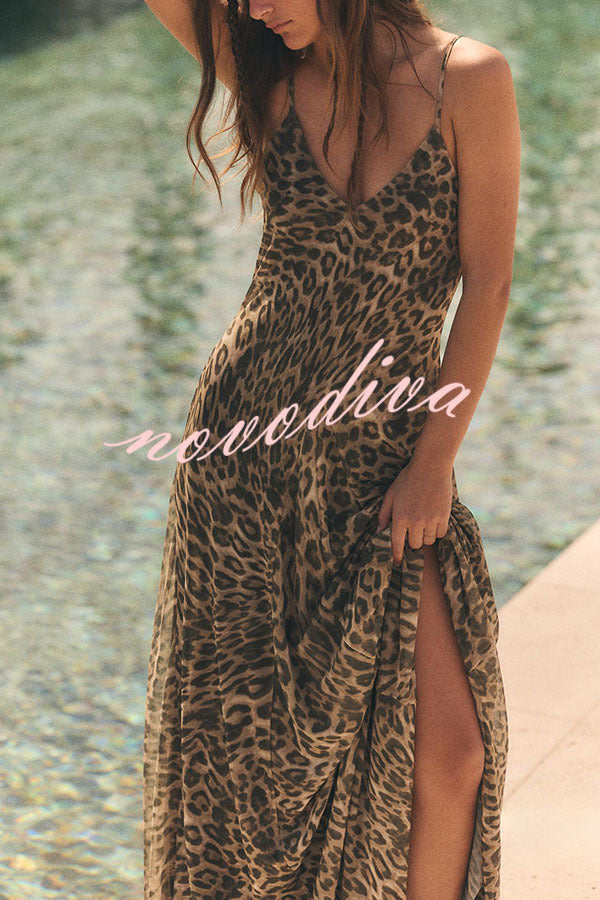 Vestido largo lencero Jaycie de tul con estampado de leopardo, escote de pico y bajo plisado evasé