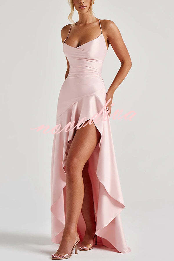 Vestido largo Samira de satén con volantes, bajo asimétrico, abertura y lazada en la espalda
