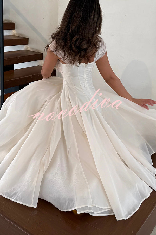 Vestido largo elegante sin mangas de tul con cintura entallada y falda con mucho vuelo
