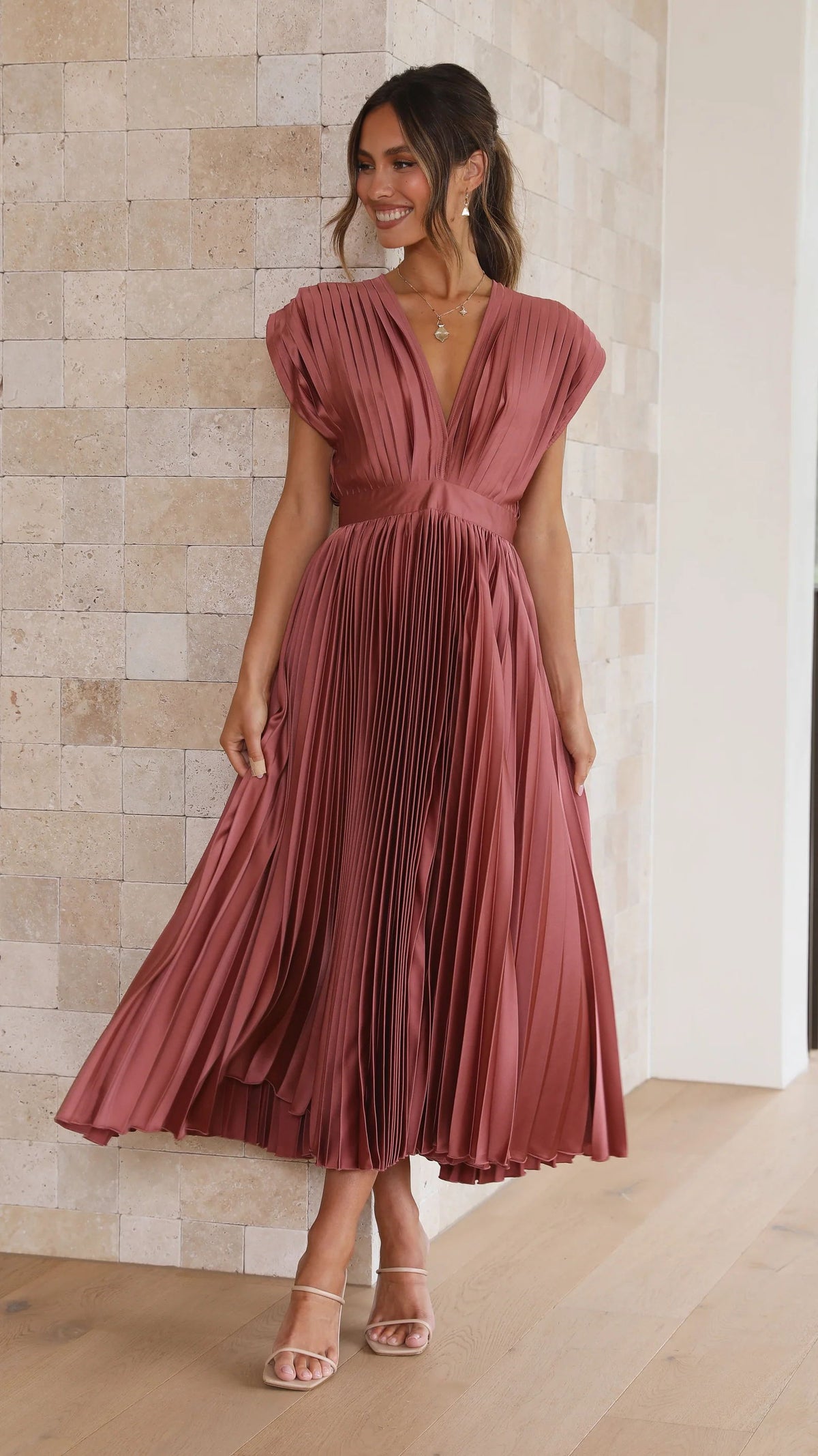 Vestido midi de fiesta Hola Preciosa de satén plisado