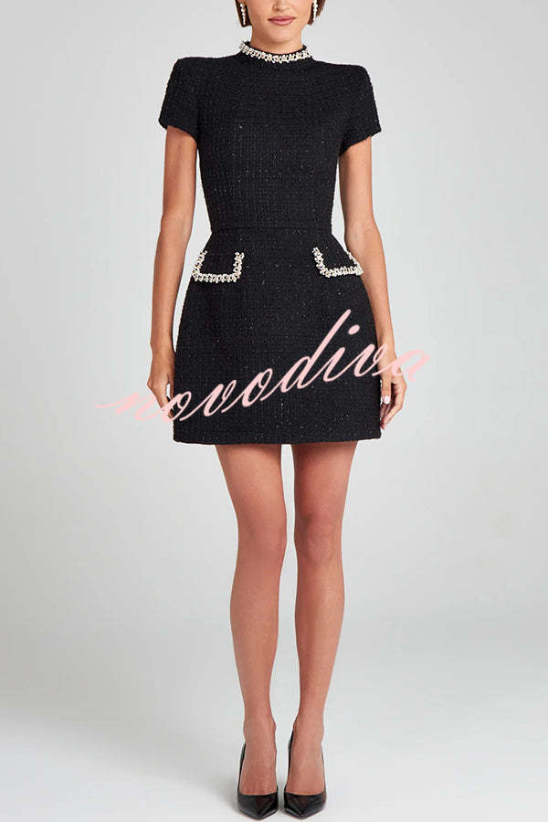 Minivestido Exquisite and Playful de tweed con ribete de perlas, manga corta y bolsillos
