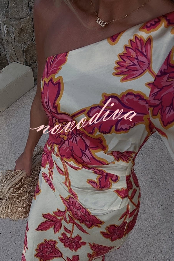 Vestido largo acampanado Rhia de satén con estampado floral asimétrico de un hombro