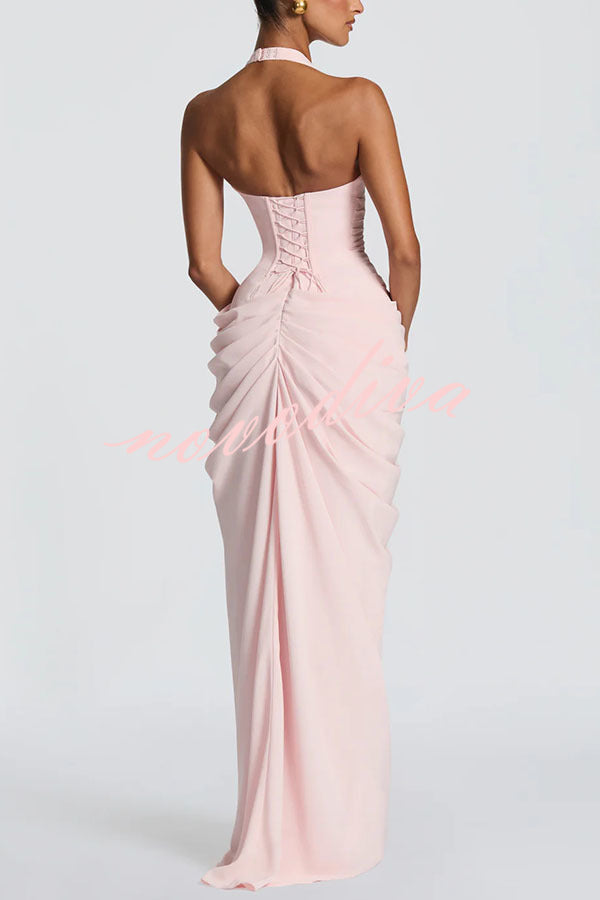 Vestido largo Minette con cuello halter, pliegues asimétricos, abertura y lazada en la espalda