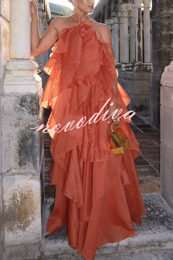Vestido largo halter vaporoso con detalle de rosa, volantes escalonados y corte en A