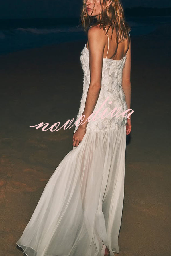 Vestido largo lencero Déjate Llevar con aplique floral y bajo de gasa plisada