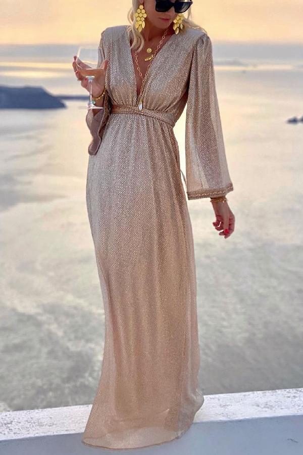 Vestido de cóctel brillante con mangas acampanadas