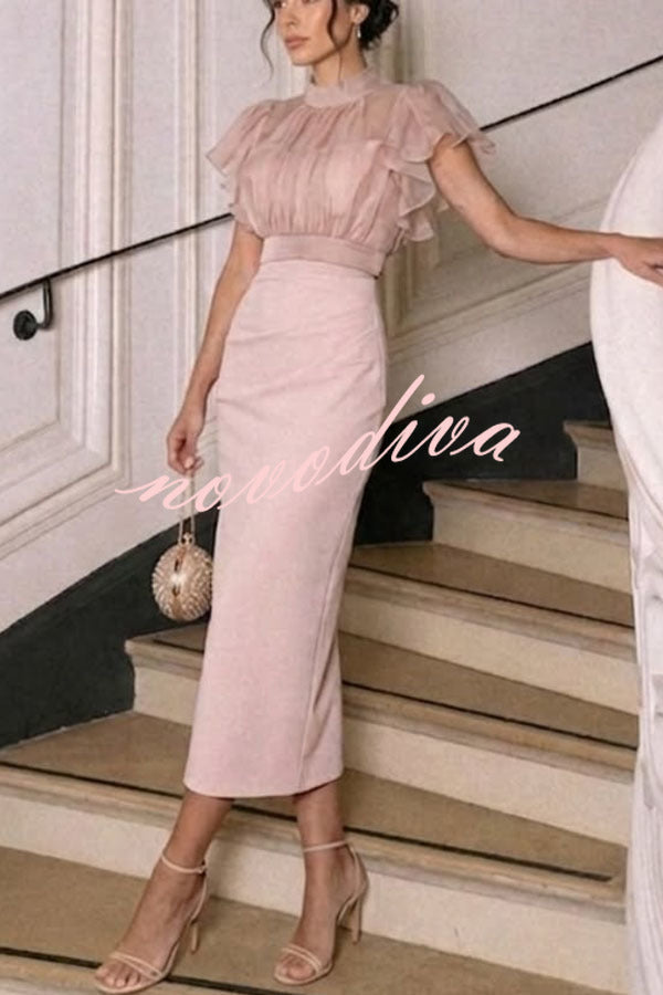 Conjunto de dos piezas de top transparente con cuello alto, manga con volantes y lazada en la espalda y vestido midi lencero fruncido