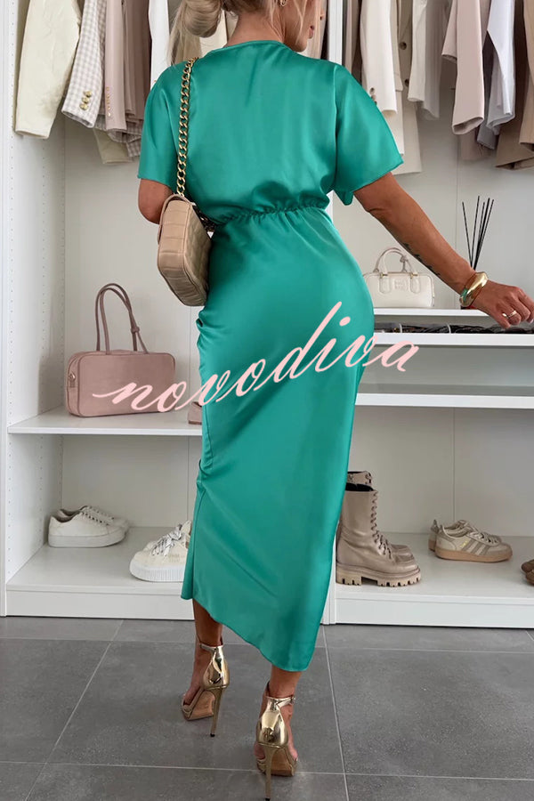 Vestido largo ajustado de satén liso con escote de pico y nudo cruzado