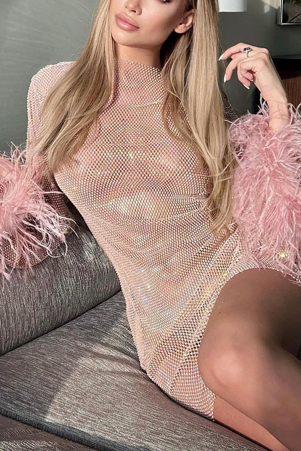 Minivestido de fiesta Sorpresa Nocturna de tejido con strass y mangas de plumas