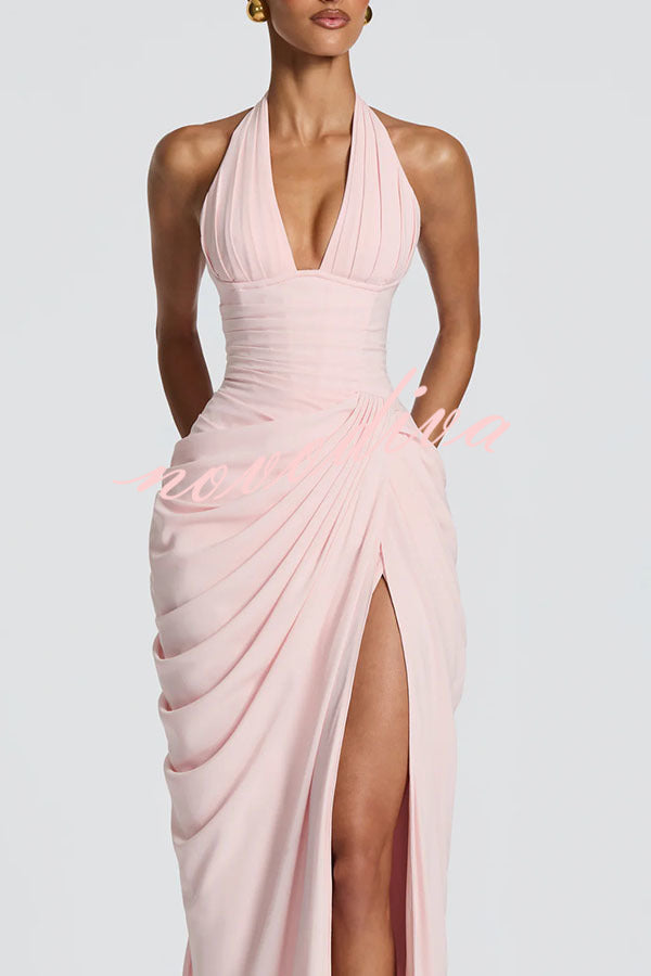 Vestido largo Minette con cuello halter, pliegues asimétricos, abertura y lazada en la espalda