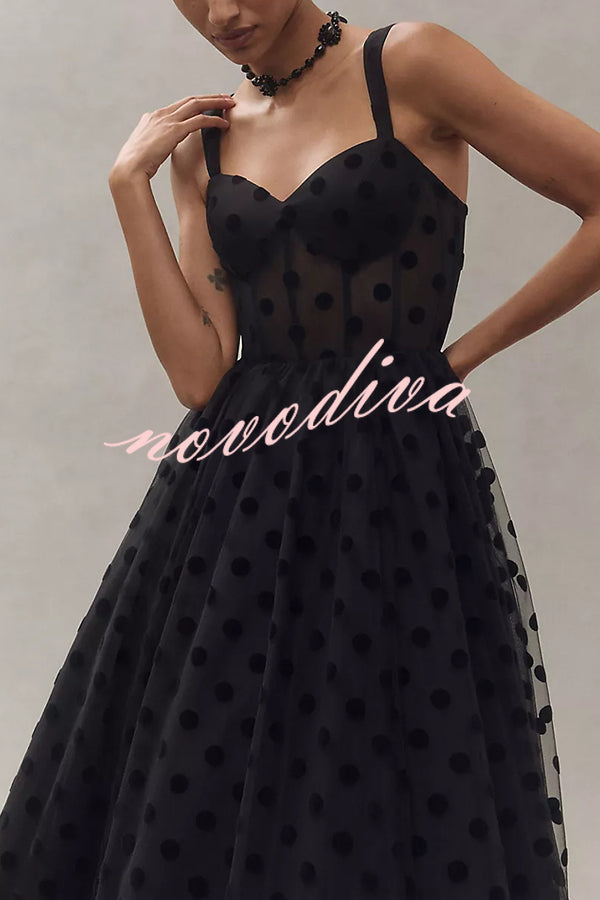 Vestido midi evasé Invitada Perfecta de tul de lunares con escote corazón tipo bustier