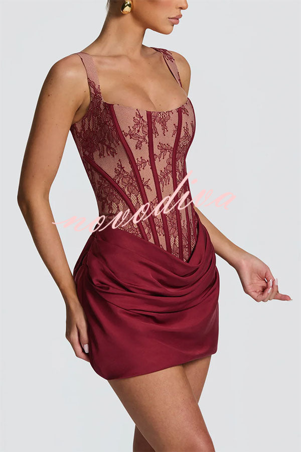 Minivestido Cornelia con encaje floral en contraste, detalle estructural, lazada en la espalda y bajo de satén