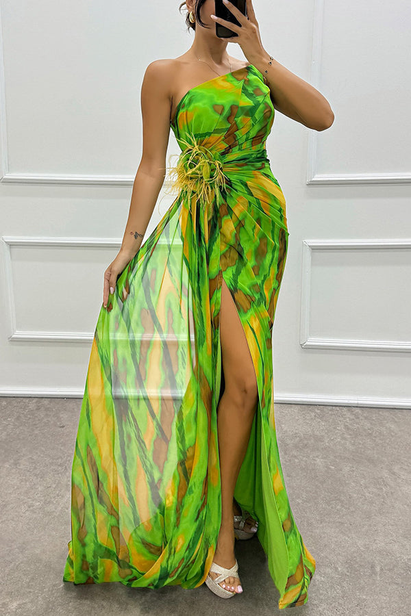 Vestido largo Amazing Views con estampado acuarela, detalle de rosa con plumas, hombros descubiertos, plisado y abertura