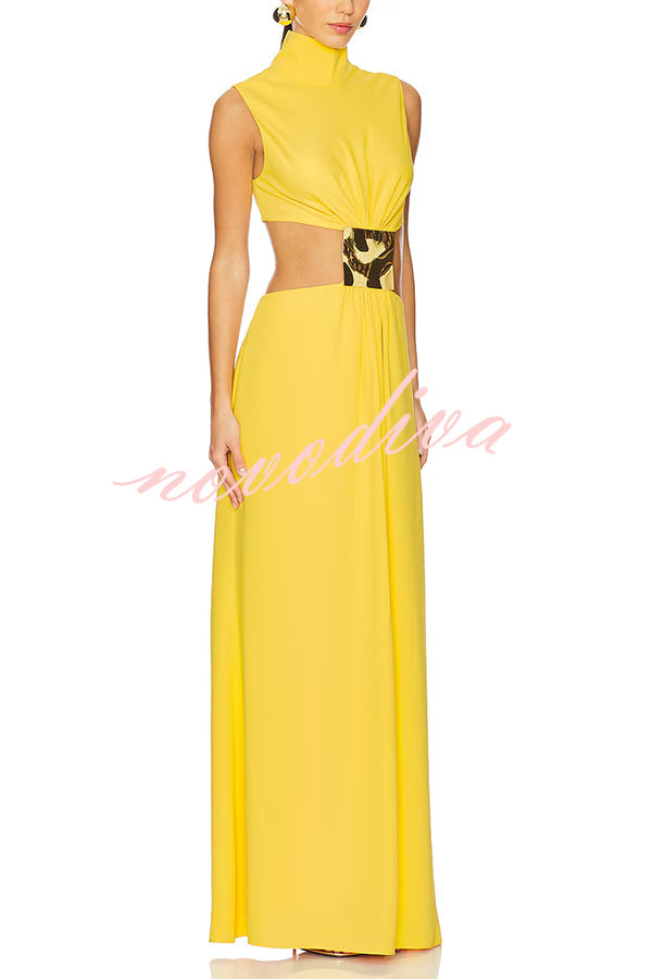 Vestido largo Avery de cuello alto con decoración metálica y abertura en la cintura
