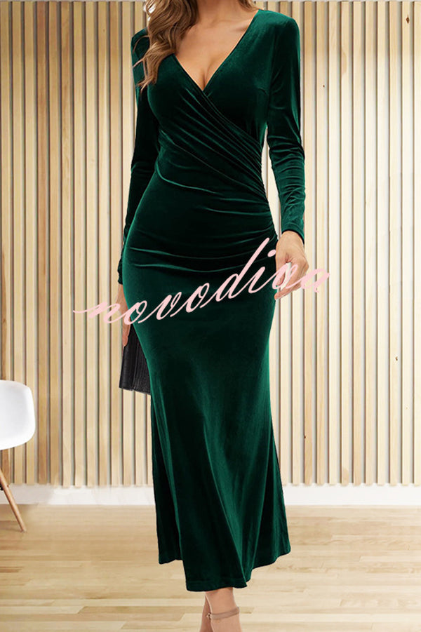 Vestido largo sirena de terciopelo en color liso con escote en V, manga larga y corte ajustado