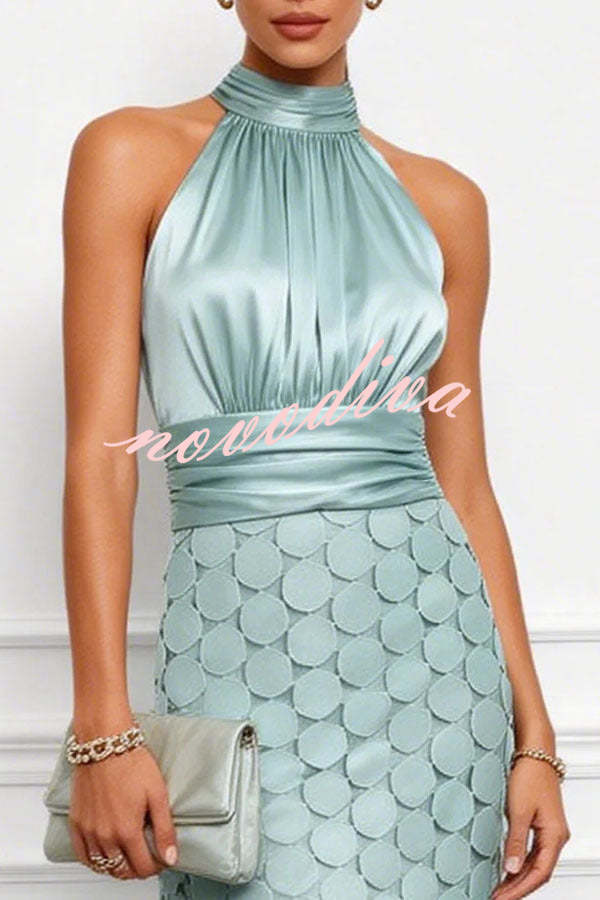Vestido midi Janice de satén fruncido con cuello halter, sin mangas y bajo bordado de lunares