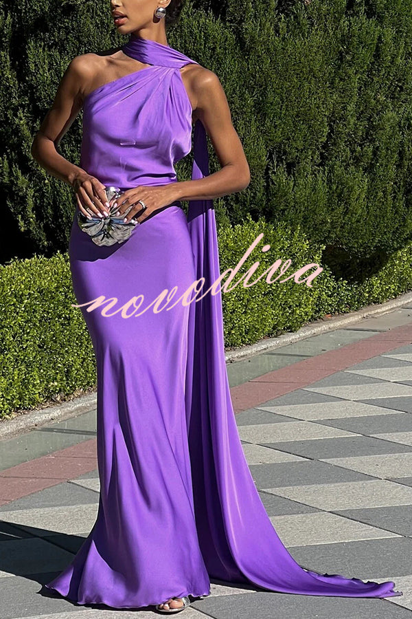 Vestido largo Crush on You de satén asimétrico con espalda descubierta y capa