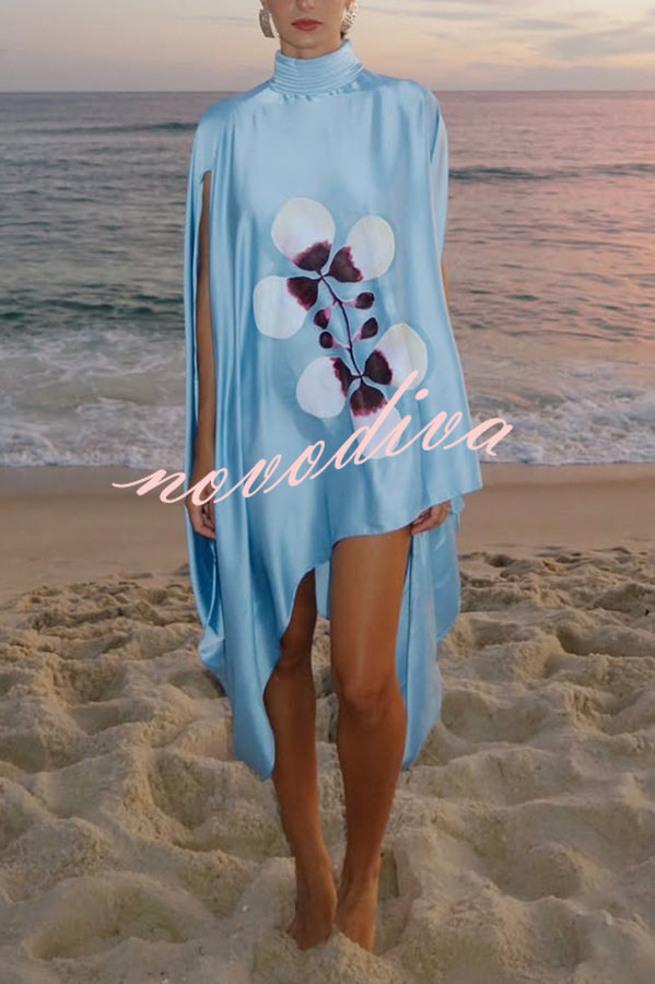 Minivestido holgado Luisa de satén con estampado floral, plisado, cuello alto y manga murciélago con aberturas