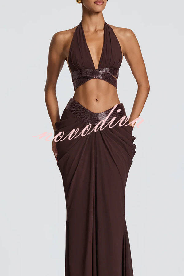 Conjunto Sophie de top halter corto de gasa con ribete adornado y falda larga con drapeado fruncido