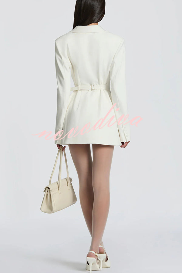 Vestido blazer corto Elvira cruzado con manga larga, solapa y cinturón ajustable en la espalda
