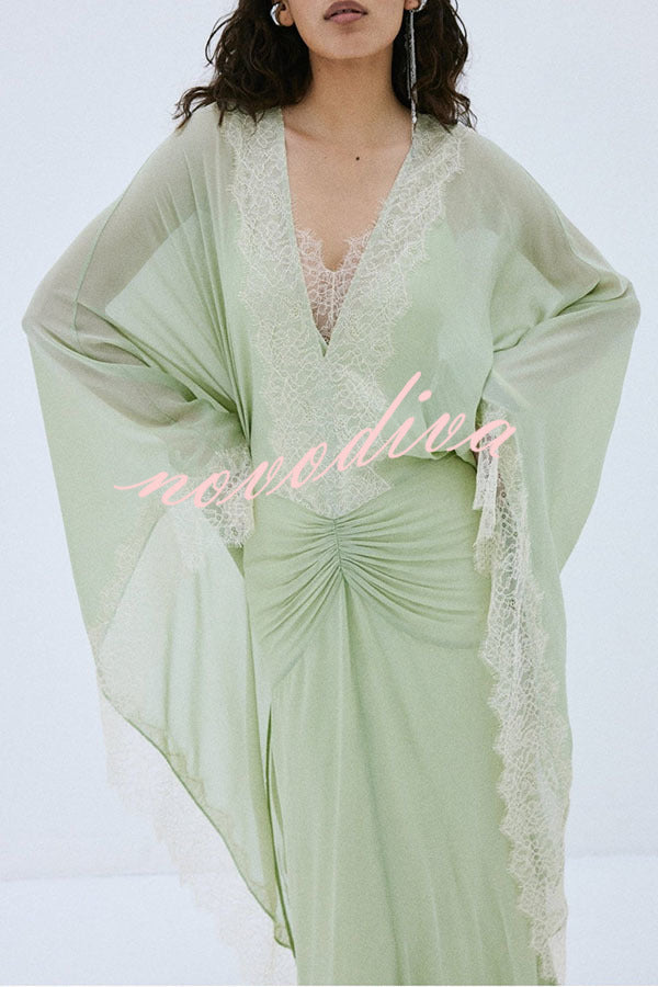 Vestido largo Evita de georgette con ribete de encaje, manga estilo caftán y fruncido en cadera