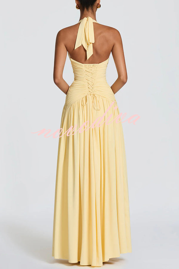 Vestido largo Amaris con cuello halter anudado, escote en V, fruncido, lazada en la espalda, abertura y caída drapeada