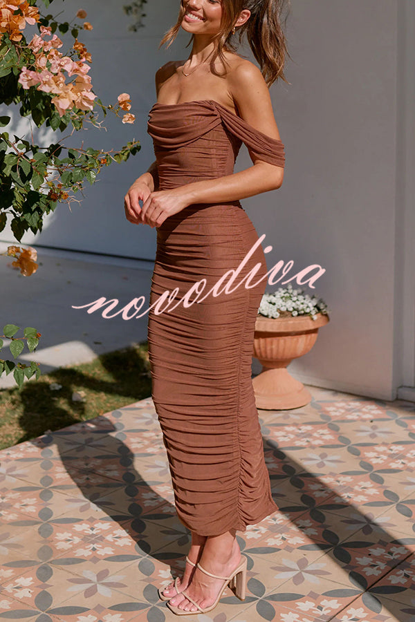 Vestido largo de fiesta Como Venus con capa de malla fruncida y hombros descubiertos