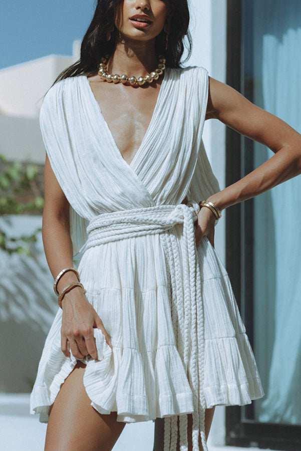 Minivestido Destello de Felicidad de mezcla de lino drapeado con cinturón trenzado, estilo pareo